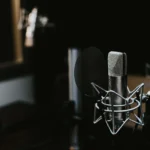 Nowoczesne studio nagraniowe wykorzystywane do tworzenia profesjonalnych nagrań lektorskich dla e-learningu
