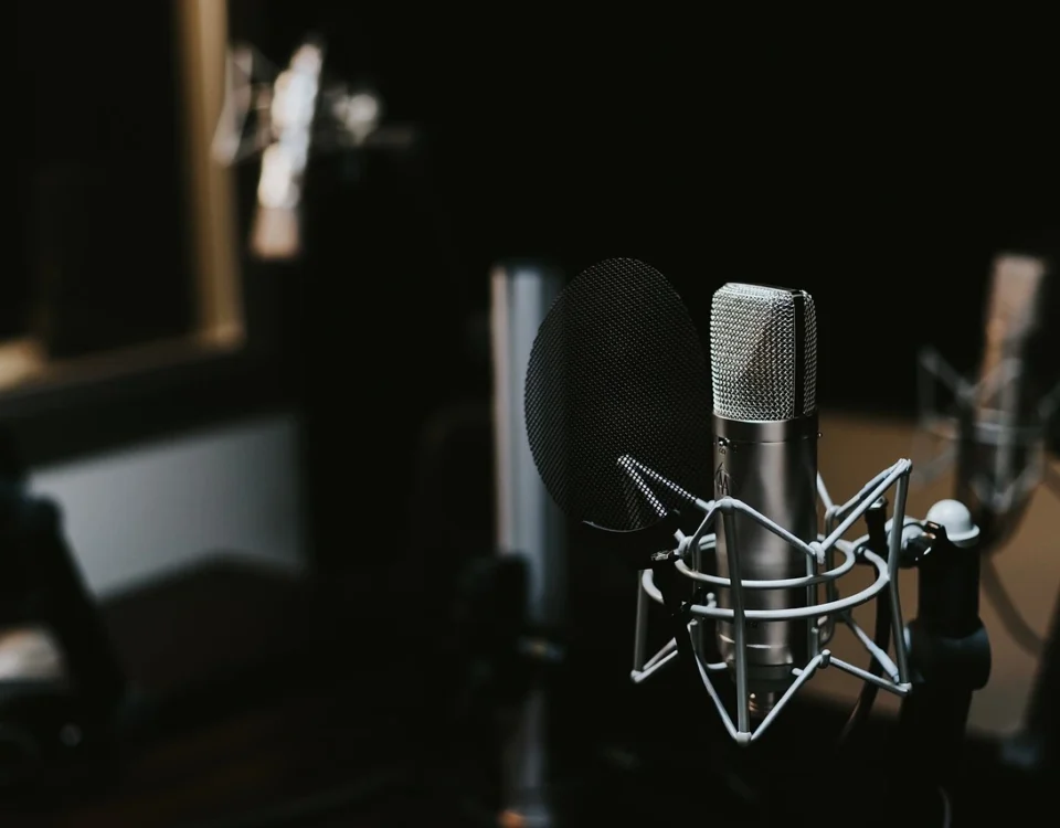 Nowoczesne studio nagraniowe wykorzystywane do tworzenia profesjonalnych nagrań lektorskich dla e-learningu